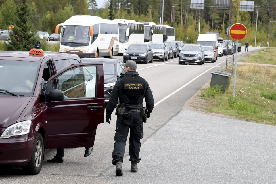 Rusi čakajúci na fínskom hraničnom priechode Virolahti. Foto - TASR/AP