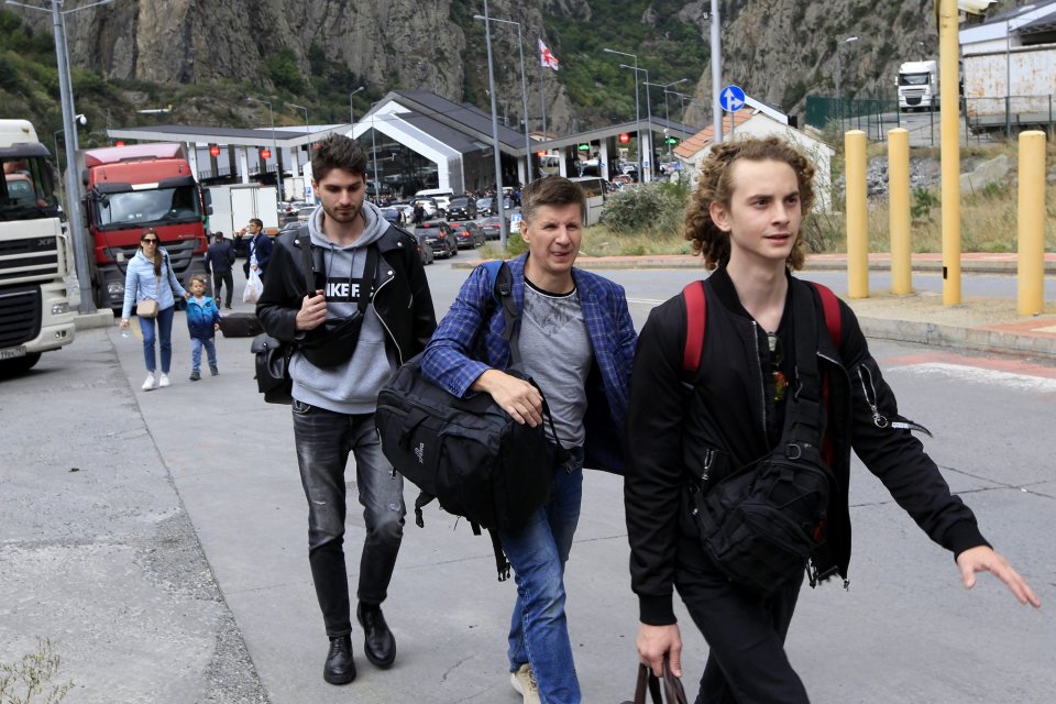 Fiatal orosz férfiak érkeznek az orosz-grúz határra. Fotó - TASR/AP