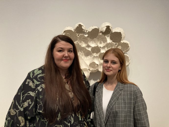 Soňa a Sofia Bartuszové na výstave Marie Bartuszovej v Tate Modern. Foto - N