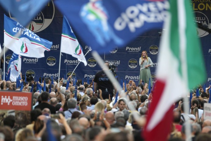 Giorgia Meloniová pred davom na začiatku volebnej kampane. Foto - TASR/AP