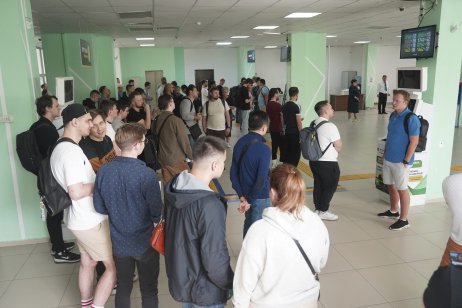 Rusi, ktorí utiekli pred mobilizáciou, čakajú v kazašskej Alma-Ate na získanie kazašského osobného identifikačného čísla. Foto – TASR/AP