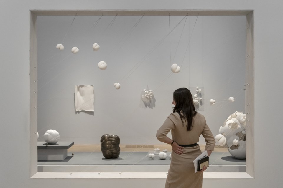 Výstava Marie Bartuszovej potrvá v Tate Modern do apríla 2023. Foto - Joe Humphrys