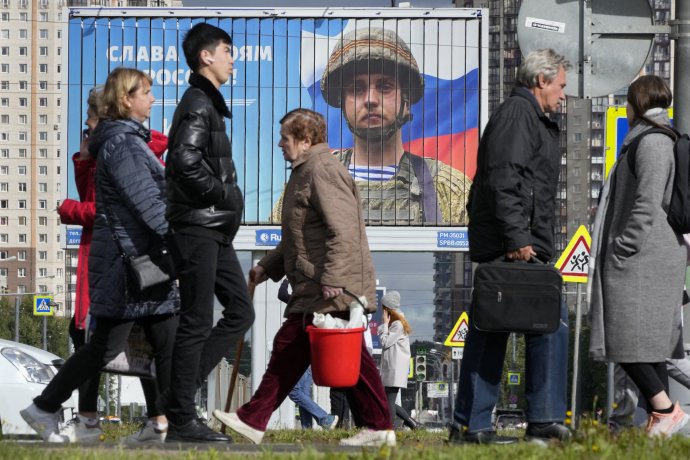 Ľudia v Petrohrade prechádzajú okolo bilbordu s portrétom ruského vojaka a nápisom: "Sláva hrdinom Ruska." Foto - tasr/ap