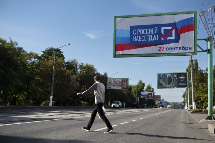 Bilbord v Luhansku, ktorý propaguje referendum za pripojenie k Rusku. Foto - TASR/AP