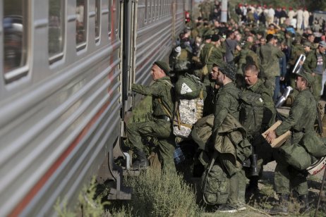 Smer Ukrajina. Mobilizovaní Rusi z Volgogradskej oblasti nastupujú na vlak, ktorý ich odvezie k ich jednotkám. Foto – TASR/AP