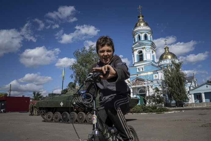 Chlapec sa teší v oslobodenom Iziume. Ukrajinci sú v dobrej pozícii na oslobodzovanie ďalších území. Foto - tasr/ap