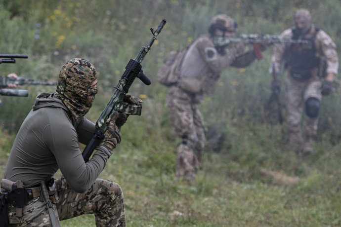 Ukrajinskí dobrovoľníci počas výcviku pri Kyjive. Podľa odborníka aj Ukrajina musí v boji využívať aj dobrovoľníkov a rezervistov. Foto - tasr/ap