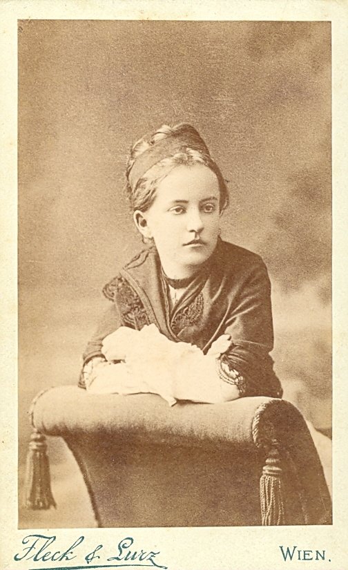 Podobizeň Kristíny Royovej z roku 1877. Fotograf: Fleck & Lurz, Viedeň. Zdroj - Slovenská národná knižnica, Literárny archív