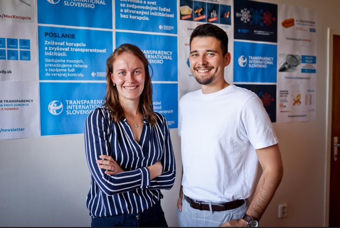 Študenti Ema (23) a Filip (21) v cetrále Transparency International Slovensko.