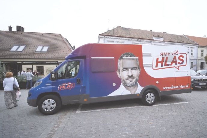 Peter Pellegrini cestoval za voličmi v špeciálne polepenom karavane. Foto - Instagram/Hlas - sociálna demokracia