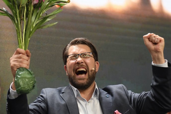 Líder krajne pravicovej strany Švédskych demokratov Jimmie Åkesson sa teší z historického úspechu strany. Prvýkrát vo voľbách získala druhý najväčší počet hlasov. Foto - TASR/AP