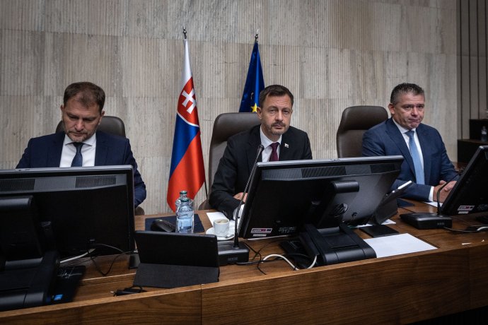 Igor Matovič, Eduard Heger a Roman Mikulec počas rokovania vlády. Foto N - Tomáš Benedikovič