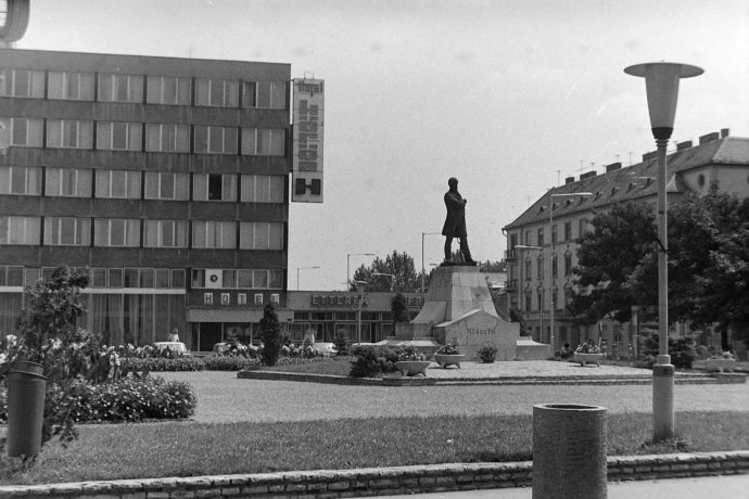 Socha Lajosa Kossutha v Békešskej Čabe v roku 1973. Foto - Fortepan/Lóránd Szűcs
