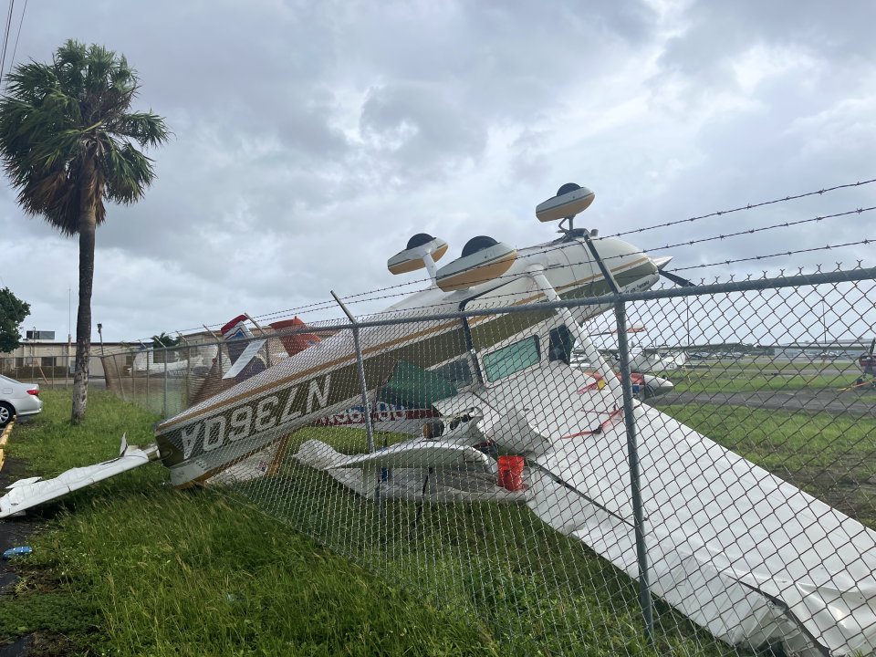 Sila vetra hurikánu Ian dokázala prevrátiť niekoľko lietadiel na letisku North Perry. Foto - Jana Ciglerová/Deník N