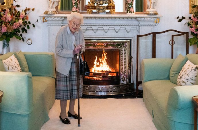 Jeden z posledných momentov v živote kráľovnej Alžbety II. Na zámku v Škótsku počas prijatia novej britskej premiérky Liz Trussovej. Foto - TASR/AP