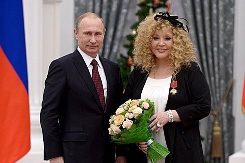 Vlagyimir Putyin orosz elnök 2014-ben kitünteti Alla Pugacsovát. Fotó - kremlin.ru