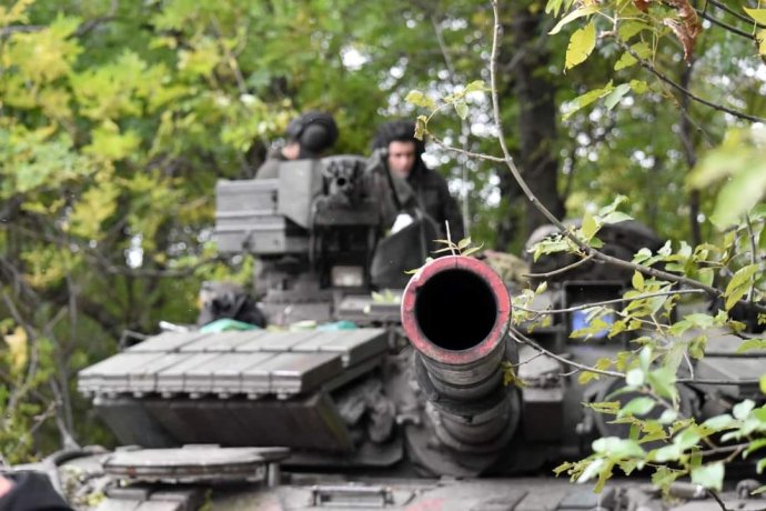 Ukrajinský tank s posádkou. Foto - ukrajinská armáda