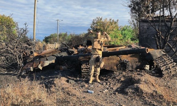 Ukrajinský vojak pred zničeným ruským tankom v Chersonskej oblasti. Foto - Ukraine Weapons Tracker