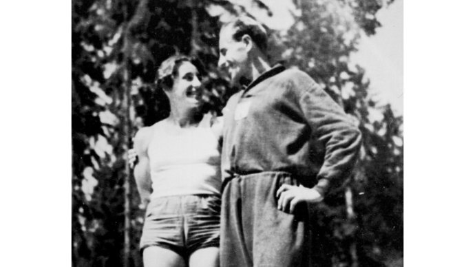 Dana a Emil Zátopkovci v olympijskej dedine v Helsinkách v roku 1952. Foto - TASR/ČTK
