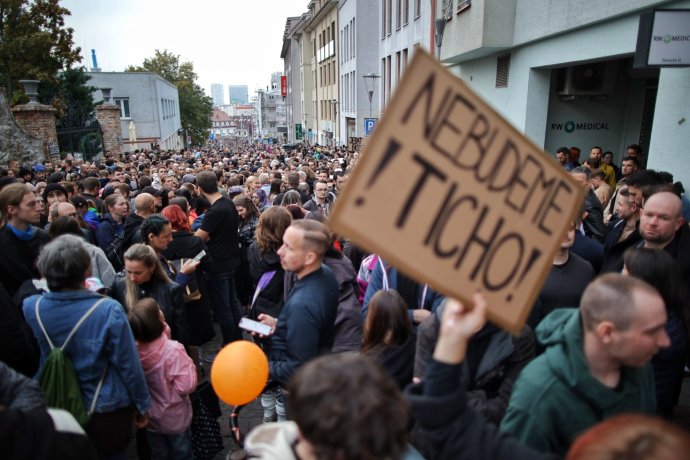 Zámocká ulica počas piatkového pochodu za odsúdenie nenávisti v Bratislave. Foto N - Tomáš Benedikovič