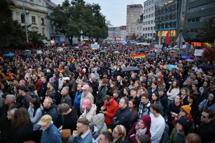 Námestie SNP v Bratislave počas pochodu za odsúdenie nenávisti voči LGBTI+. Foto N - Tomáš Benedikovič