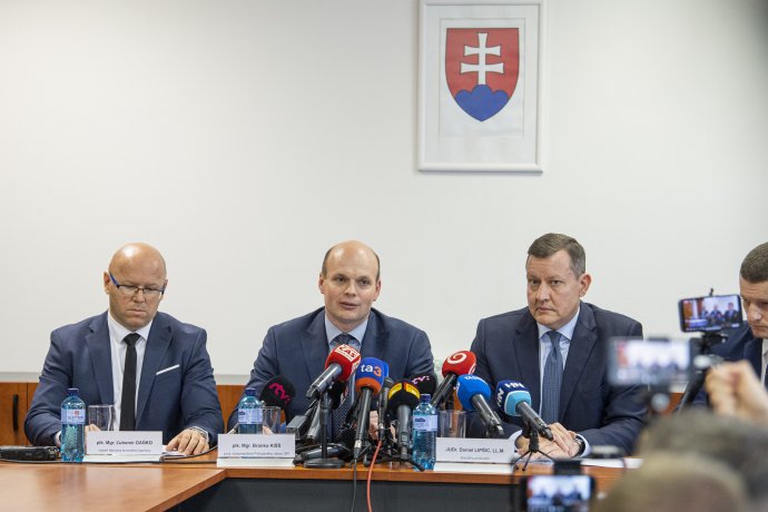 Ľubomír Daňko, a Nemzeti Bűnüldözési Ügynökség (NAKA) igazgatója, Branko Kišš rendőrfőkapitány-helyettes, Daniel Lipšic speciális ügyész. Fotó - TASR