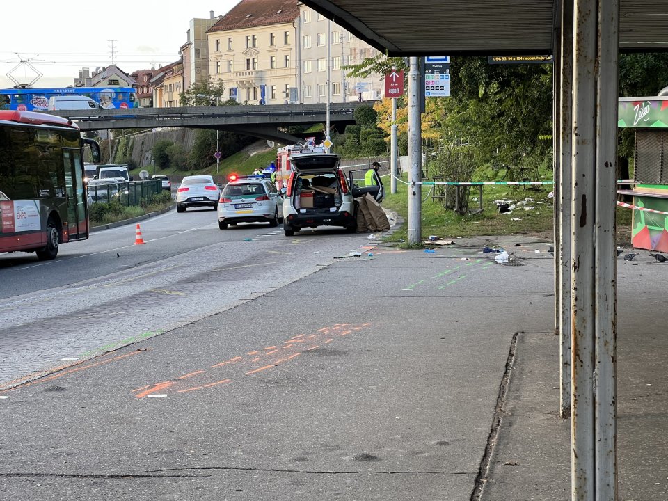 Nehoda na zastávke Zochova v centre Bratislavy. Foto - Polícia SR