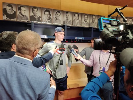 Juraj Slafkovský v šatni Montrealu Canadiens počas pozápasových rozhovorov. Foto N – Štefan Bugan