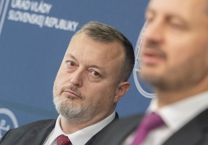 Minister Milan Krajniak a premiér SR Eduard Heger po včerajšom rokovaní vlády. Foto - TASR
