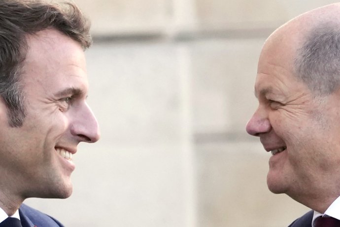 Emmanuel Macron a Olaf Scholz pred Elyzejským palácom. Foto - TASR/AP