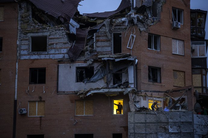 Bytovka v Mykolajive zničená po zásahu ruskou raketou. Foto - TASR/AP