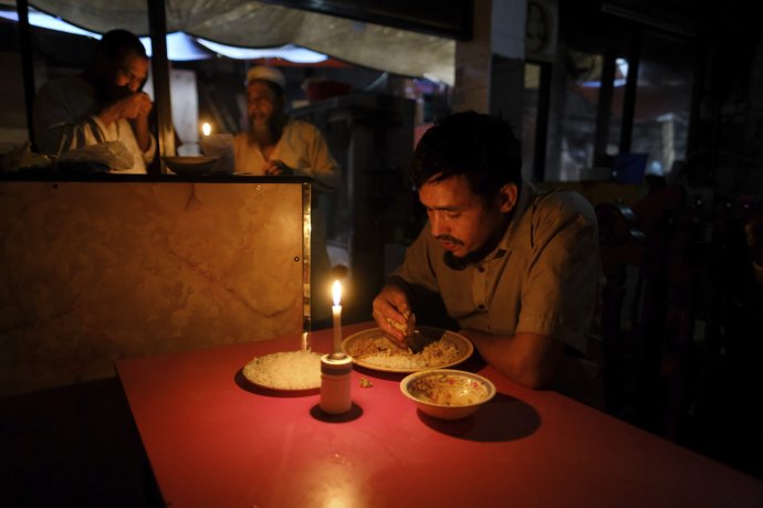 Hosť v reštaurácii počas blackoutu v hlavnom meste Bangladéša. Foto -Mahmud Hossain Opu (TASR/AP)