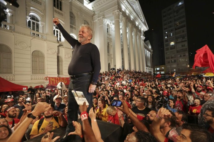 Luiz Inácio Lula da Silva po vyhlásení výsledkov prezidentských volieb v Brazílii. Jaira Bolsonara porazil veľmi tesne. Foto - TASR/AP