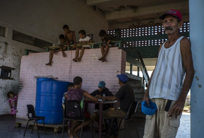 Niektorí Kubánci zostali po hurikáne Ian bez strechy nad hlavou. Foto – TASR/AP