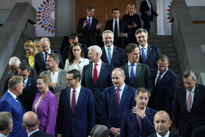 Októbrové stretnutie lídrov EÚ na neformálnom zasadnutí na Pražskom hrade. Hlavnou témou bola energetická kríza a zastropovanie cien plynu. Foto - TASR/AP