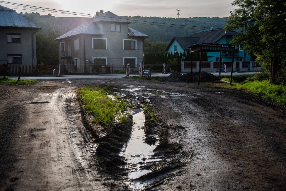 Ulica v dedine Lúčka, kde obyvatelia zo studne ťahajú červenú vodu. Foto N - Tomáš Hrivňák