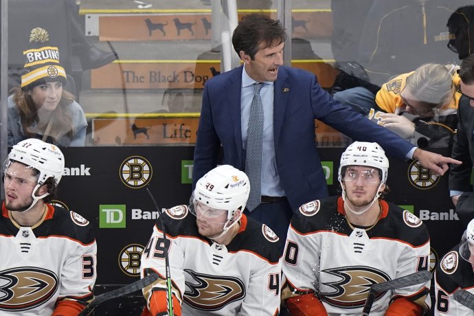 Tréner Anaheimu Dallas Eakins poslal Pavla Regendu (vpravo) na farmu, hoci bol s jeho výkonmi spokojný. Foto – TASR/AP