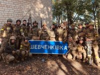 Ukrajinskí vojaci sa fotia v oslobodenej dedine Ševčenkivka na severe Chersonskej oblasti. V utorok už boli 20 kilometrov južnejšie pri obci Dudčany. Zdroj - OSINT/Twitter