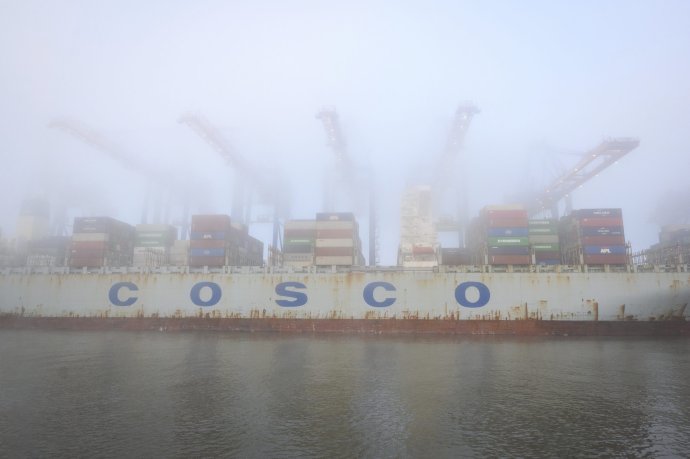 Kontajner čínskej štátnej spoločnosti Cosco v prístave v Hamburgu. Foto - TASR/AP
