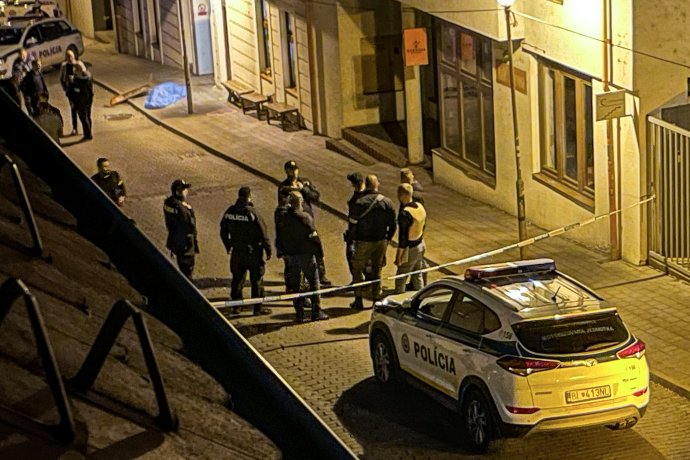Bar Tepláreň na Zámockej ulici v Bratislave obkolesili policajti po dvojnásobnej vražde. Foto N - Vladimír Šimíček