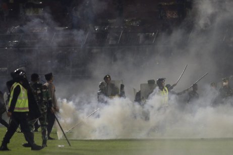 Policajti a vojaci uprostred oblaku slzného plynu. Foto – TASR/AP