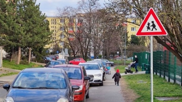 Takto ešte donedávna parkovali autá v Krasňanoch v Rači pri detskom ihrisku.
