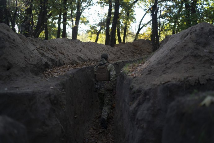 Ukrajinský vojak kontroluje zákopy, ktoré vykopali ruskí vojaci v Chersonskej oblasti na Ukrajine. Foto - tasr/ap