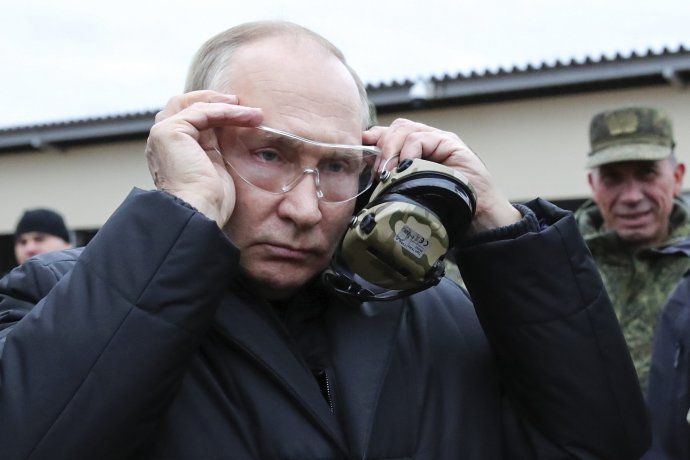 Putin si nasadzuje ochranné okuliare na stretnutí s mobilizovanými ruskými vojakmi. Foto - TASR/AP