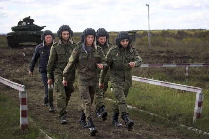 Odvedenci počas výcviku na základni v Rusku. Foto - TASR/AP