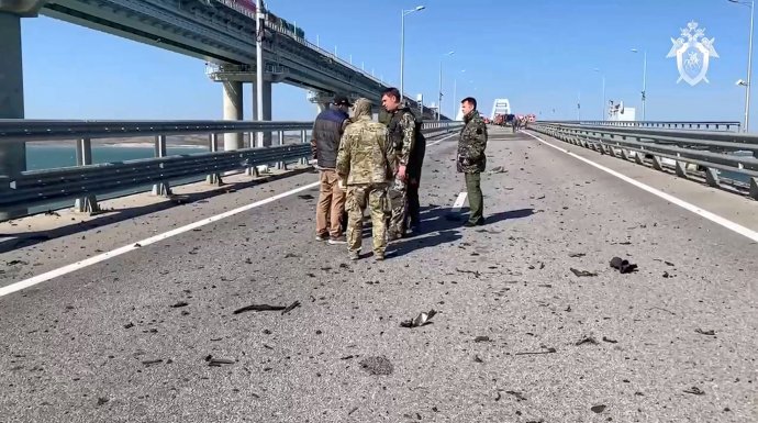 Ruskí vyšetrovatelia na Krymskom moste. Foto - TASR/AP