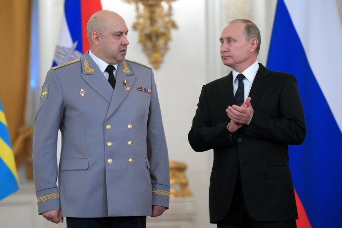 Prezident Vladimir Putin dal Surovikinovi ku koncu roku 2017 vyznamenania Hrdina Ruska za boje v Sýrii. Foto - TASR/AP