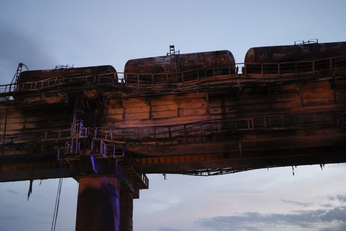 Krymský most po výbuchu. Foto - TASR/AP