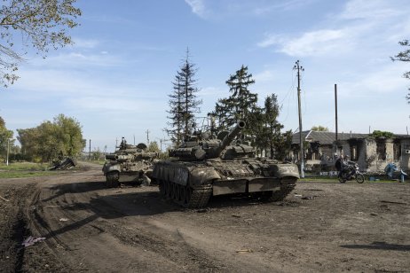 Opustené ruské tanky v nedávno oslobodenom meste Kupiansk. Foto – TASR/AP