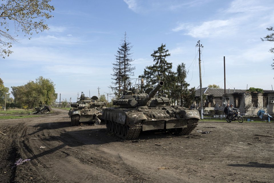 Opustené ruské tanky v nedávno oslobodenom meste Kupiansk. Foto - TASR/AP